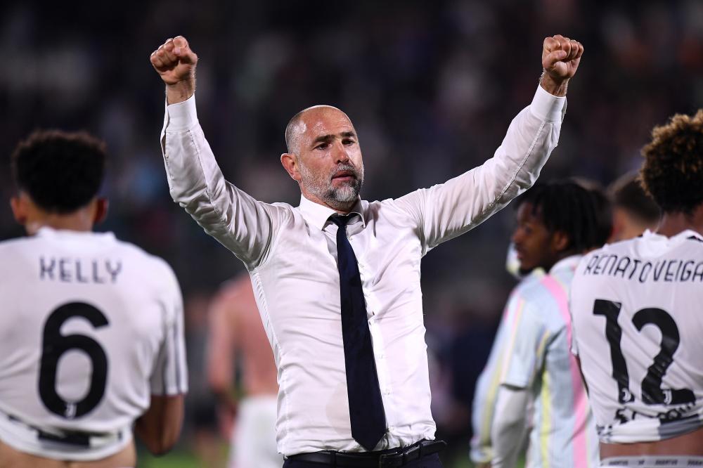 球队集体围着他庆祝太治愈