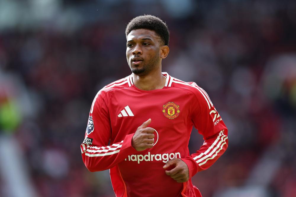 新鹏城推出与深圳本土潮流品牌COSTS联名限定球衣，售价799元