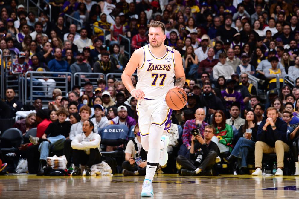 凤凰官方：福克斯韦尔和刘易斯缺席今日对阵跳伞蚁